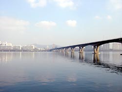 ソウル市を流れる漢江（ハンガン）の景色