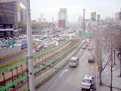 ソウル市の中心部で清渓川（チョンゲチョン）再生工事が急ピッチで進んでいる